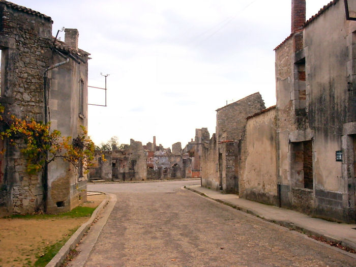 Denis Wine Store (on the right) at junction with the Rue Emile Desourteaux