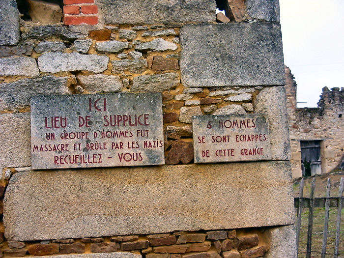 Laudy barn (close-up of inscriptions at entrance)