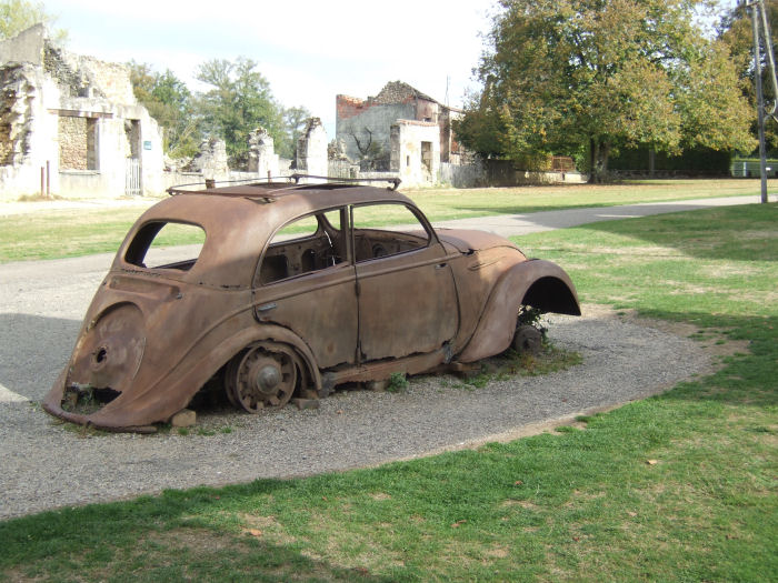 The car of Doctor Desourteaux (from the rear)