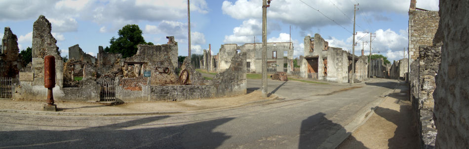 Panorama of the Rue Emile Desourteaux and the doctor's car